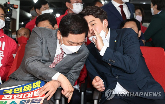 지난 2022년 5월9일 국민의힘 이준석 국민의힘 6·1 지방선거 상임선대위원장(오른쪽)과 김기현 공동선대위원장이 서울 여의도 중앙당사에서 열린 경기도 국회의원 및 당협위원장, 광역·기초단체장 후보자 연석회의에서 대화를 나누고 있다.<연합뉴스 사진>